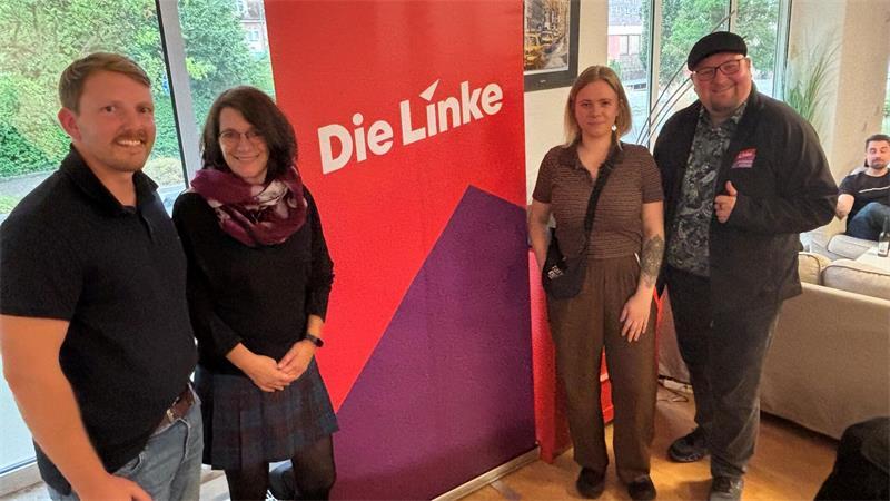 Die Linke ist ein Wahlsieger der Kommunalwahl in Buxtehude Das Foto zeigt die neue, größere Fraktion im neuen Rat der Stadt (von links): Philipp Heyhusen, Anja Löwe, Ana Waack und Clemens Ultsch am Wahlsonntag in "Treffpunkt mit Herz".