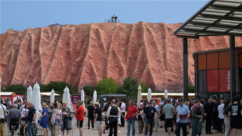 Auf dem Weg zur Volkspartei? Wie es für die Linke weitergeht Die Linke tagte am Filmpark Babelsberg im Schatten einer Vulkanattrappe.