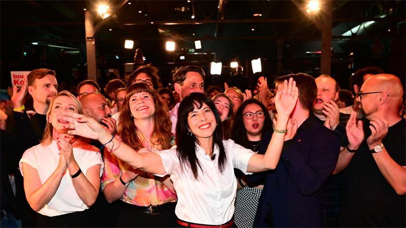 AfD vorne und Linken-Triumph: Der Wahlabend abseits der CDU Die Linke um Spitzenkandidatin Elif Eralp ist in Berlin im Freudentaumel.