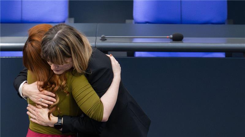 Abgeordnete berichtet unter Tränen von eigenem Erlebnis Die Linken-Abgeordnete Kathrin Gebel wird nach ihrer Rede getröstet.