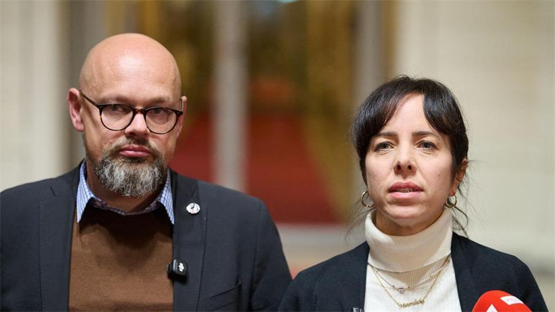 Berliner Linke kann Konflikt um Abgeordnete nicht lösen Die Linken-Fraktionschefs Elif Eralp (r) und Tobias Schulze tun sich schwer im Umgang mit der umstrittenen Abgeordneten Vanessa Emde. (Archivbild)