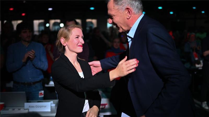 Linke als „coole Straßenkicker“ im Wahlkampf Die Linken-Vorsitzenden Ines Schwerdtner und Jan van Aken ernteten beim Parteitag Jubel der Delegierten.