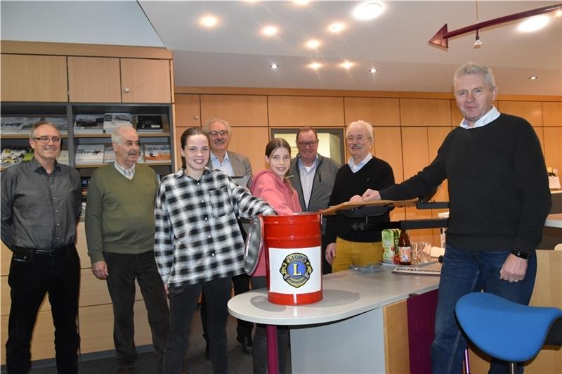 Die Lions-Mitglieder Buxtehude mit den Glücksfeen Lisa und Nele. Foto: Felsch