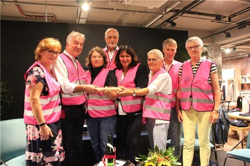 Die Lions aus Einbeck und Hameln überreichen den Buxtehuder Lions-Frauen symbolisch einen Staffelstab für das Projekt „3000 Schritte“ , das Professorin Dr. Babara Zimmermann (vierte von rechts zwischen der Vorsitzenden Barbara Hofmann und S