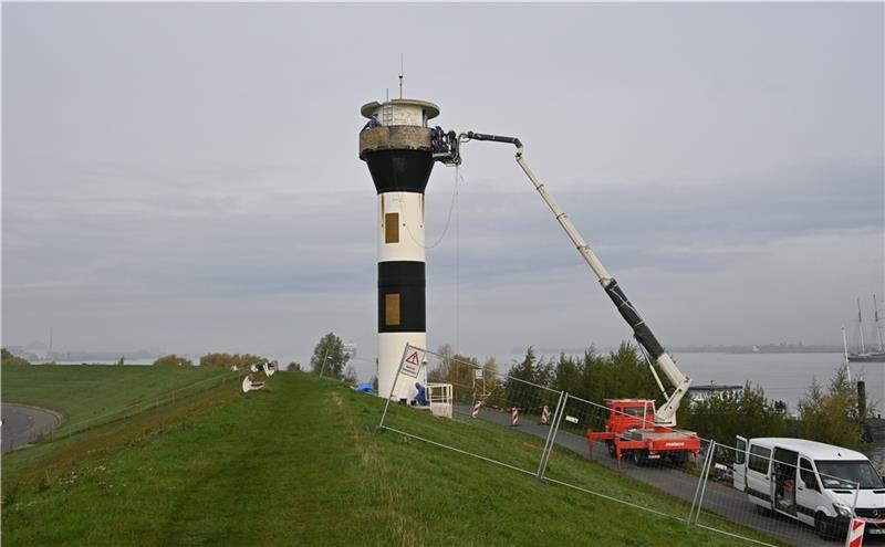 Leuchtturm in Twielenfleth erhält neuen Blitzableiter Die Lkw-Arbeitsbühne steht auf dem Treibselräumweg am Deich in Twielenfleth. Foto: Vasel