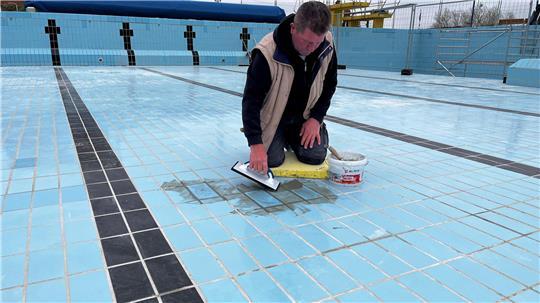 Die Löcher im Freibad sind nicht das größte Problem der Samtgemeinde Lühe, die Altländer leben auf Pump. Ohne Kredite sind keine Investitionen mehr möglich in Schule, Sport und Feuerwehr.