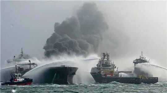 Die Löscharbeiten an der Stena Immaculate und der Solong waren bereits in vollem Gang, als die Mellum mit den deutschen Helfern im Unglücksgebiet eintraf.