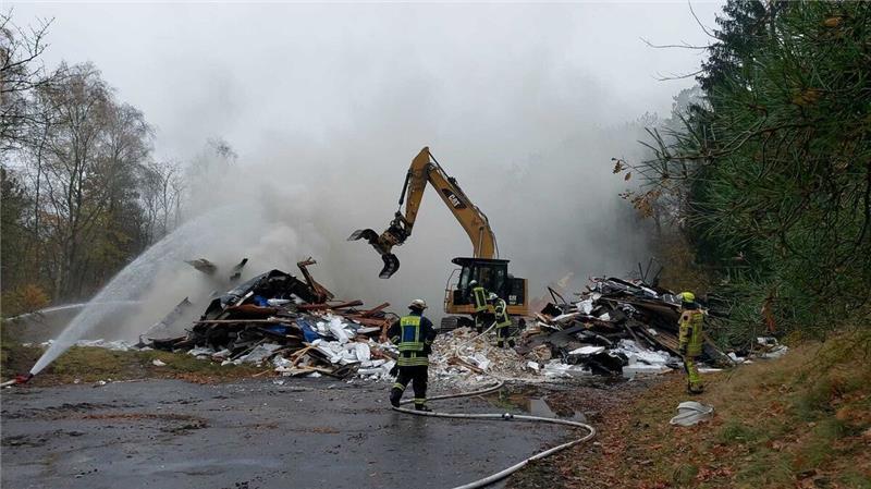 Feuer bei Flüchtlingsunterkunft: Ermittler gehen von Brandstiftung aus Die Löscharbeiten auf dem Kasernengelände in Cuxhaven-Altenwalde dauerten zwei Tage. Foto: Fischer