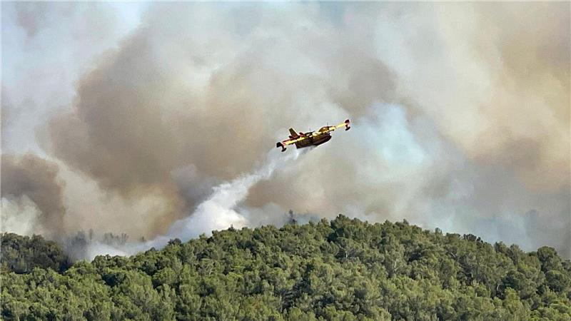Die Löscharbeiten aus der Luft wurden am Morgen wieder aufgenommen.
