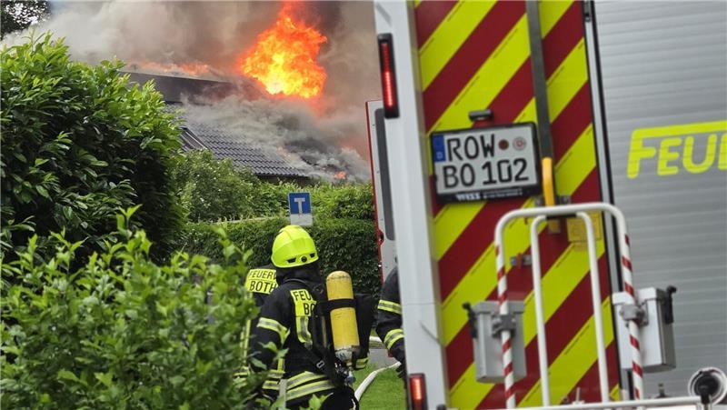 Einfamilienhaus zerstört: Feuerwehr kann Gebäude nicht retten Die Löscharbeiten dauerten mehrere Stunden.
