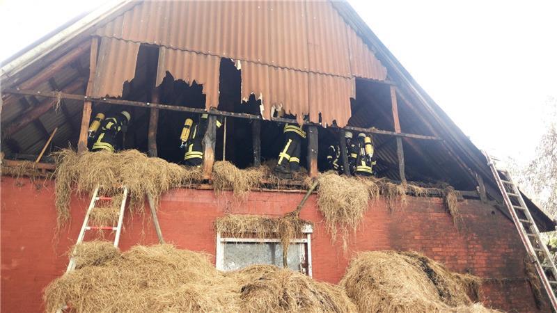 Großeinsatz in Gräpel: Brand in Bauernhaus verursacht 90.000 Euro Schaden Die Löscharbeiten dauerten rund 90 Minuten.