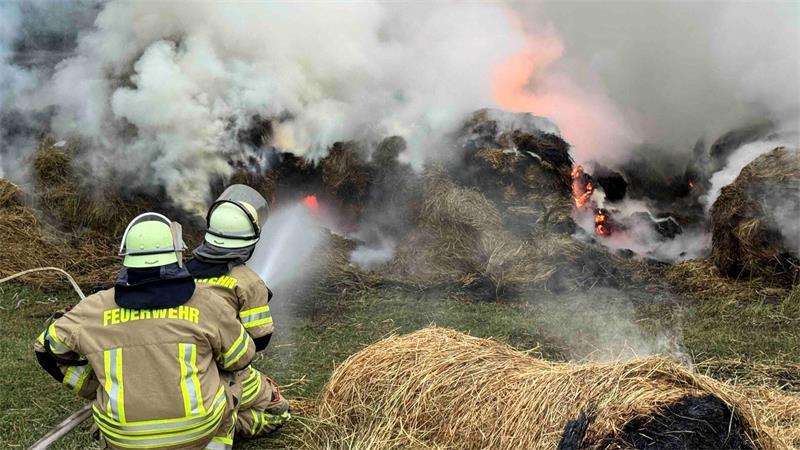 Die Löscharbeiten der Feuerwehr dauern an.