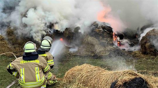 Die Löscharbeiten der Feuerwehr dauern an.