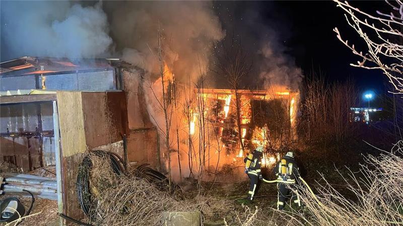 Feuerwehrleute bei den Löscharbeiten.
