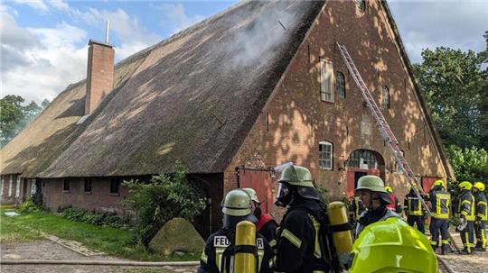 Die Löscharbeiten im Inneren des Strohdachhauses zeigen Wirkung. Kurz vor dem Durchschlagen der Flammen durch das Strohdach konnte eine Brandausbreitung verhindert werden.
