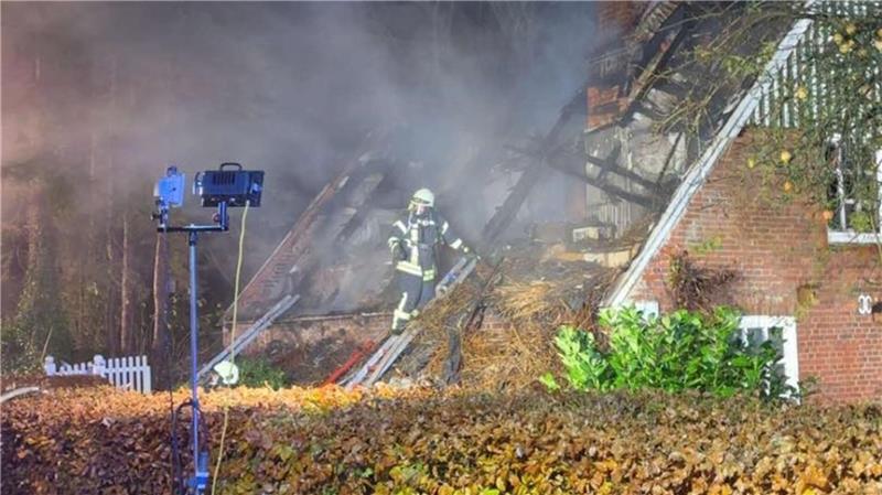 Die Löscharbeiten im Landkreis Cuxhaven dauerten über mehrere Stunden an.