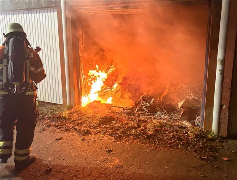 Bilanz der Silvesternacht im Kreis Stade: Schwerverletzte und hohe Schäden bei Feuern Die Löscharbeiten in Wiepenkathen gestalteten sich aufwendig, weil die komplett zugestellte Garage nach und nach ausgeräumt werden musste, um das Brandgut abzulöschen, wie die Feuerwehr berichtet.