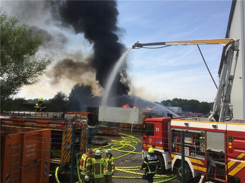 Die Löscharbeiten in dem Recyclinghof sind in vollem Gange. Foto: Vasel