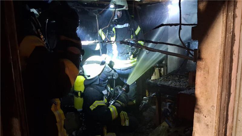 Werkstattbrand in der Wingst: Lithium-Akkus bergen Explosionsgefahr Die Löscharbeiten unter schwerem Atemschutz gestalteten sich in der beengten Werkstatt als besonders schwierig.