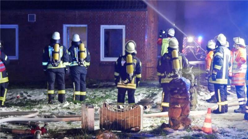 Leerstehendes Restaurant in Lamstedt brennt lichterloh – 150.000 Euro Schaden Die Löscharbeiten werden auf einen Anbau, auf den das Feuer überzugreifen droht, ausgeweitet. Der Anbau kann weitgehend erhalten werden.