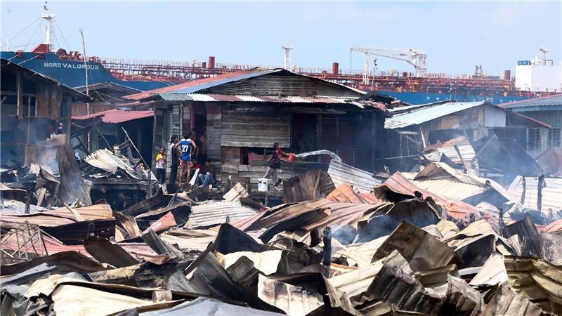 Die Löscharbeiten wurden nach Angaben von Einsatzkräften durch enge Zufahrten, starken Wind und eingeschränkten Zugang zu Wasser bei Ebbe erschwert.