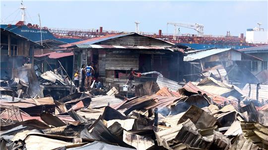 Die Löscharbeiten wurden nach Angaben von Einsatzkräften durch enge Zufahrten, starken Wind und eingeschränkten Zugang zu Wasser bei Ebbe erschwert.
