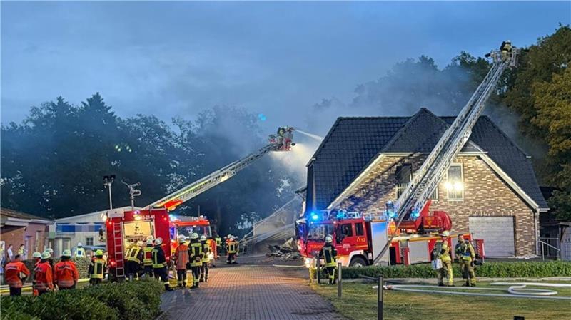 „Danke“: Zobel setzt nach Großbrand Zeichen für freiwillige Feuerwehr Die Löscharbeiten wurden unter anderem mit zwei Drehleitern durchgeführt. Eine Drehleiter kam von der Stader Feuerwehr.