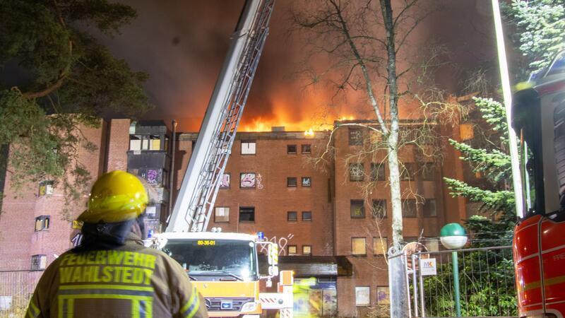 Die Löscharbeiten zogen sich über Stunden hin.