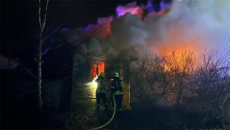 Dichter Rauch über Himmelpforten: Feuer zerstört Wohnhaus Die Löscharbeiten zogen sich von der Nacht bis in den frühen Morgen.