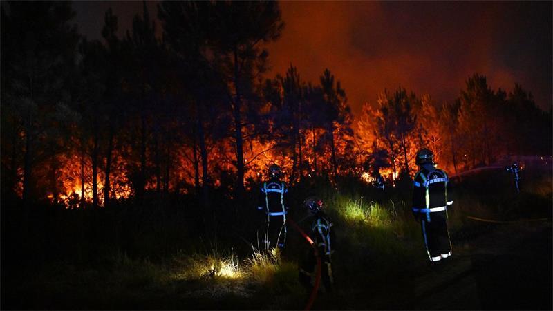 Die Löscheinsätze der Feuerwehr halten über Nacht an.