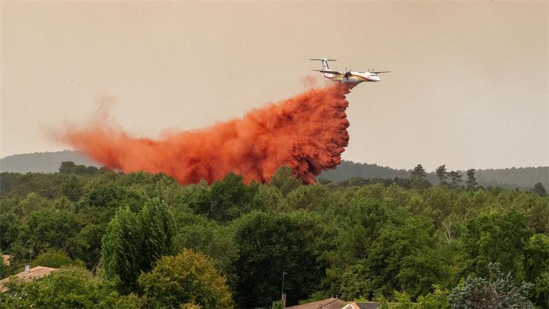 Die Löschflugzeuge spielen bei der Bekämpfung der Waldbrände in Frankreich eine zentrale Rolle.