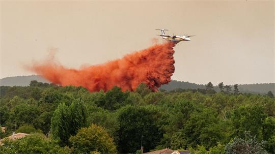 Die Löschflugzeuge spielen bei der Bekämpfung der Waldbrände in Frankreich eine zentrale Rolle.