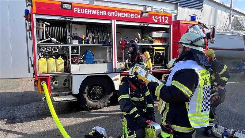 Großalarm: Segelboot brennt in einer Halle im Gewerbepark Grünendeich Die Löschwasserversorgung steht, Atemschutzträger machen sich fertig.