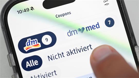 Die Logos von dm und der Online-Apotheke dm-med unterscheiden sich.