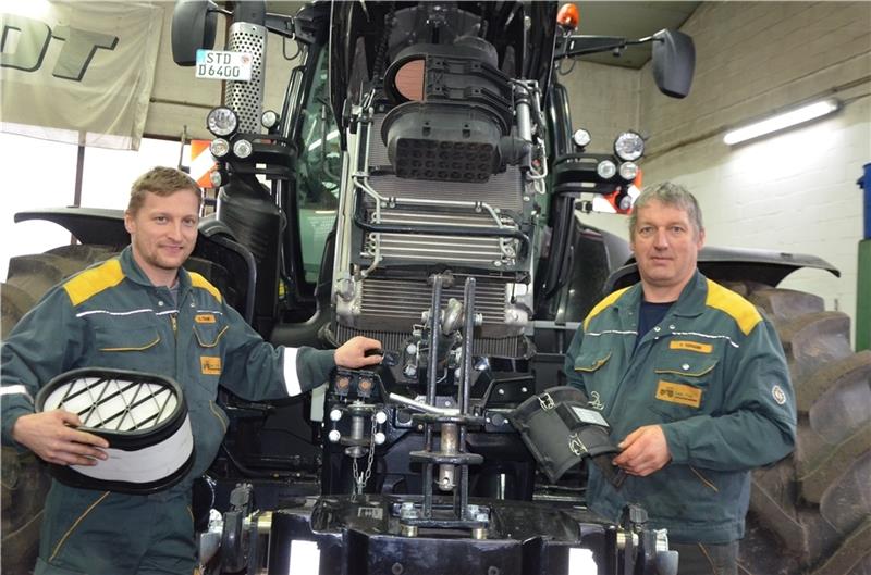 Die Lohnunternehmer Benjamin und Karsten Tiemann (von links) aus Nottensdorf kümmern sich im Winter vor allem um die Reparatur und Wartung ihrer Maschinen. Fotos: von Allwörden