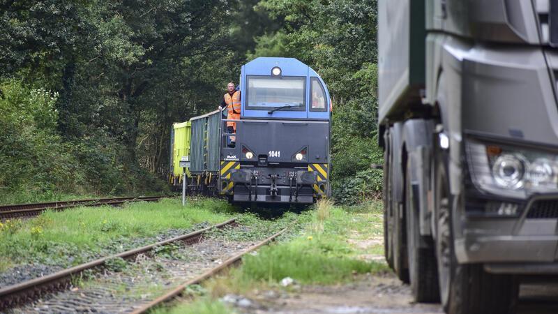 Ein staubiger und riskanter Job: Waldkalkung von Fredenbeck bis Beverstedt Die Lok mit 413 Metern Waggonlänge (33 Waggons) trifft am Bahnhof Fredenbeck ein, links mit EVB-Lokführer Tino Albrecht. Die Lkw am Bahnsteig in Fredenbeck warten schon auf den Kalk.