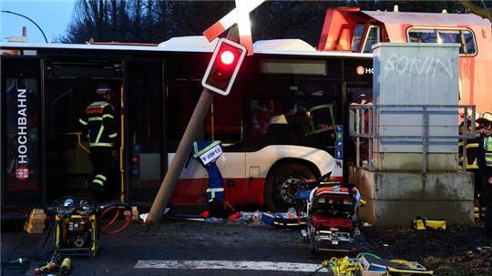 Die Lok und der Bus kollidierten an einem unbeschrankten Bahnübergang im Stadtteil Wilhelmsburg. (Archivbild)