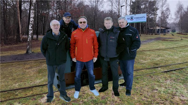 Die Lokführer der Moorbahn Burgsittensen: Hans-Werner Düver, Günther Klindtworth, Jürgen Otten, Bernd Herzig und Berthold Fedtke (von links).