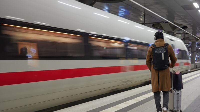 Die Lokführergewerkschaft GDL hat ihren mehrtägigen Streik im Personenverkehr der Deutschen Bahn vorzeitig beendet.