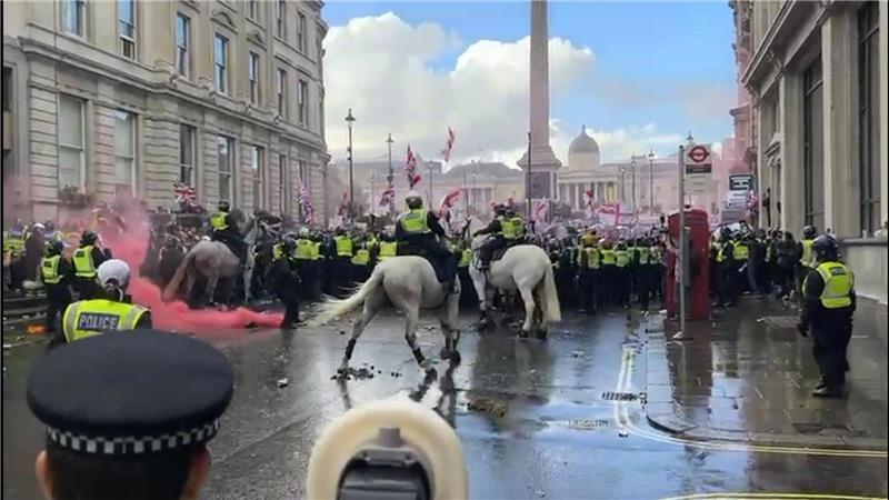 Rechte Großdemo in London: Zusammenstöße mit Polizei Die Londoner Met Police musste im Laufe des Nachmittags für Verstärkung sorgen.
