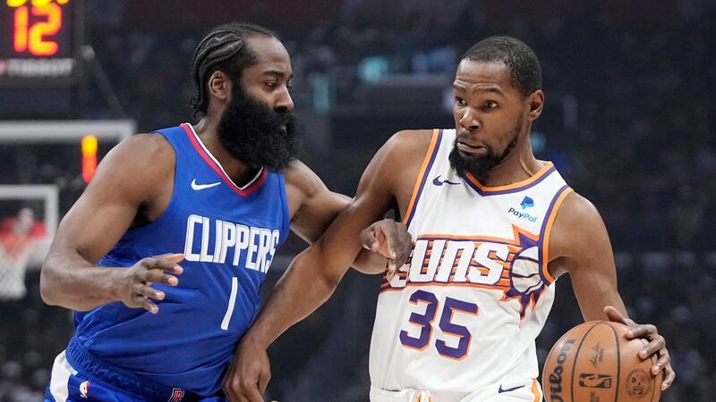 Die Los Angeles Clippers um James Harden (l.) haben in der NBA wieder gewonnen. Sie besiegten zu Hause die Phoenix Suns mit Kevin Durant (r.) mit 138:111, nachdem sie zuvor gegen den Stadtrivalen Lakers verloren hatten.
