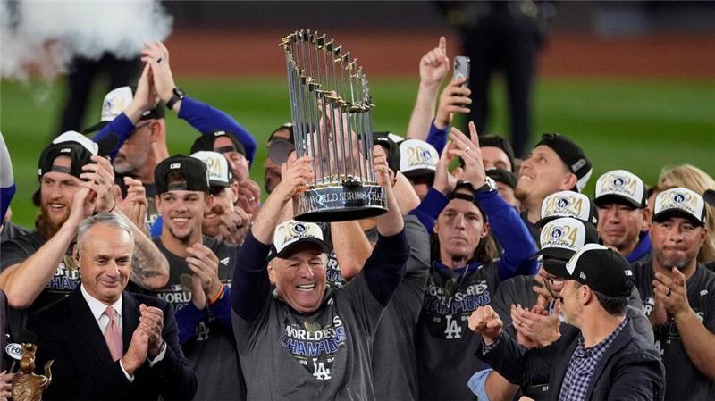 Die Los Angeles Dodgers feiern mit der Trophäe ihren Sieg in der World Series.