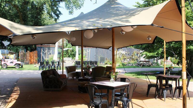 Die Lounge liegt zwischen Marktstall und dem Platz, an dem freie Trauungen stattfinden.