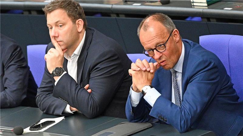 Die Lücke im Haushalt ist durch Kompromisse von SPD und Union größer geworden - Finanzminister Lars Klingbeil (SPD) und Kanzler Friedrich Merz (CDU) dürften nun noch einige Verhandlungen bevorstehen. (Archivbild)