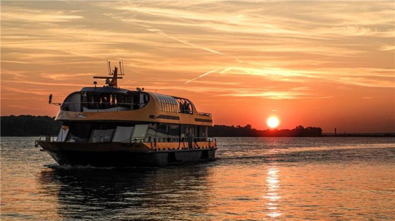 Die Lühe-Schulau-Fähre im Sonnenuntergang: Die Studie belegt die Notwendigkeit von Erlebnisangeboten.