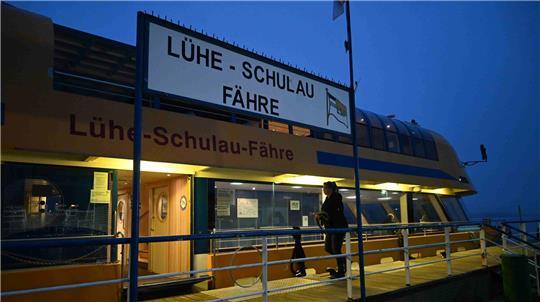 Die Lühe-Schulau-Fähre legt im Winter werktags um 7.10 Uhr am Anleger in Grünendeich ab.