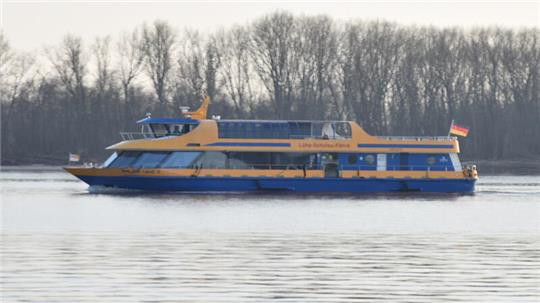 Die Lühe-Schulau-Fähre pendelt zwischen dem Lühe-Anleger und dem Hafen Schulau.