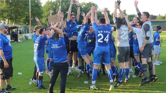Die Lüher feiern ihre Meisterschaft und die Rückkehr in die Kreisliga.