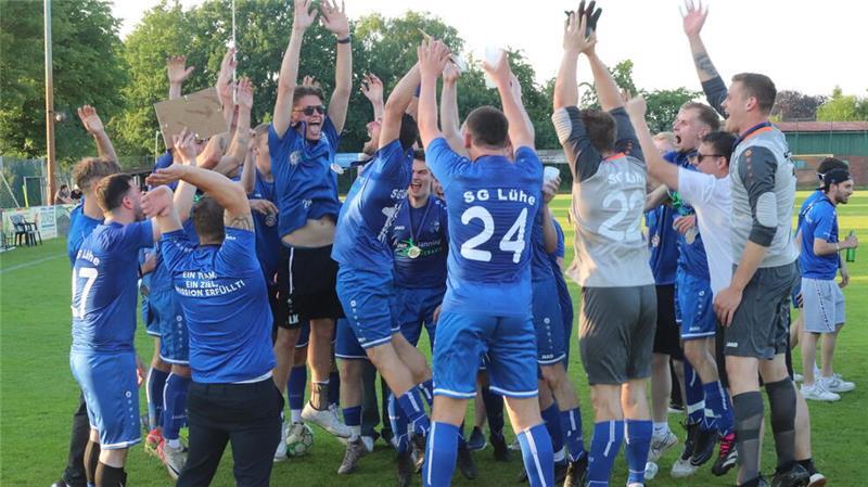 Die beiden Altländer Teams können ordentlich feiern Die Lüher feierten einen Auswärtssieg beim FSV Bliedersdorf/Nottensdorf.