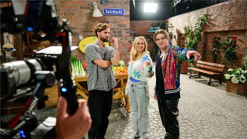 Die Lüneburger ARD-Telenovela „Rote Rosen“ ist ein Dauerbrenner im deutschen Fernsehen. Hier hatte der Schweizer Sänger Vincent Gross (rechts) einen Gastauftritt. (Archivbild)